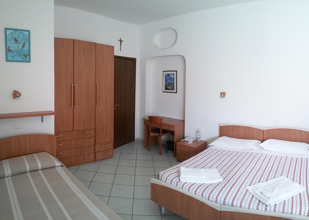 לינה וארוחת בוקר רומא Casa Per Ferie Cardinal G. Guarino מראה חיצוני תמונה